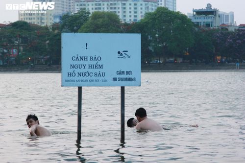 Bất chấp biển cấm nguy hiểm, người Hà Nội vô tư bơi hồ Linh Đàm