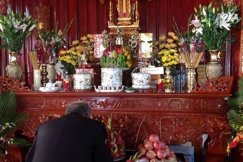 'Tôi là con trưởng nhưng vẫn thờ bố mẹ vợ'