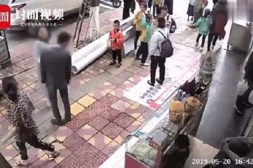 Không chịu tặng điện thoại, chàng trai đứng im cho bạn gái tát 52 phát