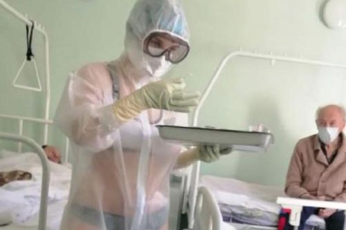 Mặc đồ bảo hộ ngừa COVID-19 xuyên thấu, nữ y tá Nga bị kỷ luật