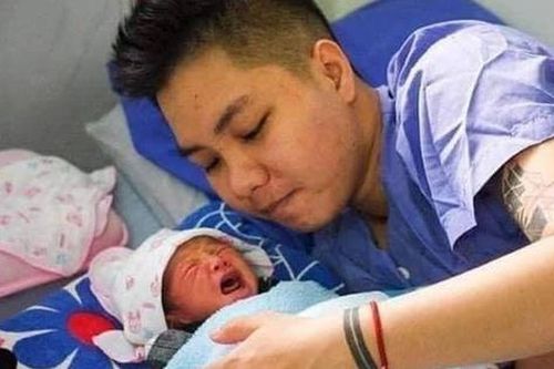 Hành trình 'có một không hai' của 'người đàn ông' mang bầu và sinh con đầu tiên ở Việt Nam