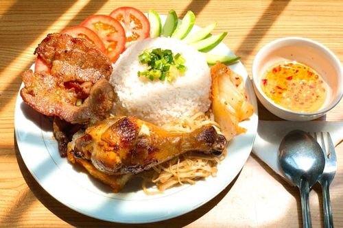 Cùng nhâm nhi thực đơn Á - Âu giá dễ chịu, không gian lại 'chill' chẳng điểm gì chê
