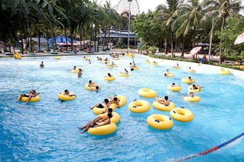 Tránh nóng ở công viên nước Hồ Tây