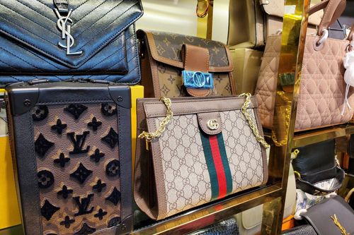 Thu giữ hàng Gucci, LV, Chanel, Hermes nghi nhái tại phố cổ Hà Nội