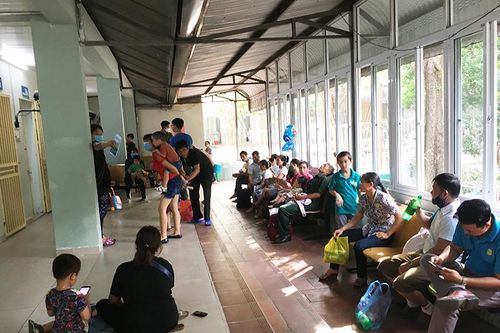 Vất vả khám bệnh ngày nắng 'đổ lửa'
