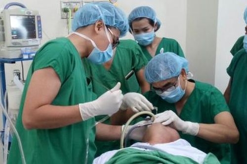 Điều trị thành công cho người bệnh bị kẹt vỏ thuốc trong khí quản