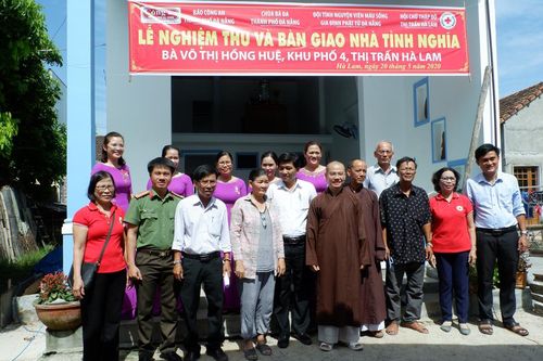 Bàn giao nhà tình thương cho hộ nghèo