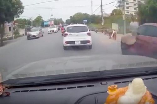 2 'Ninja' phóng xe tốc độ cao tông trúng người đi bộ