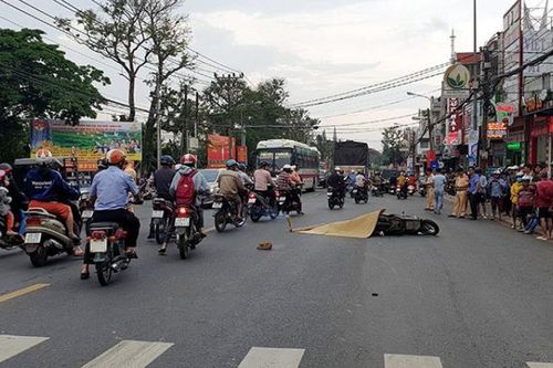 Một phụ nữ bị xe tải cán tử vong khi ngã ra đường