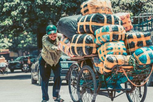 Nhọc nhằn mưu sinh giữa trời nắng nóng 'đổ lửa' ở miền Trung