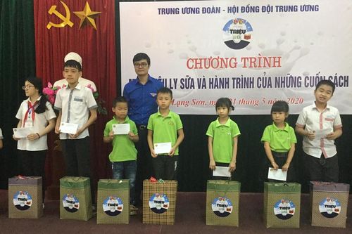 Trung ương Đoàn-Hội đồng Đội TƯ tặng quà hỗ trợ thiếu nhi Lạng Sơn