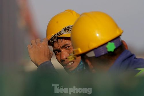 Công nhân phơi mình dưới trời nắng đổ lửa ở Hà Nội