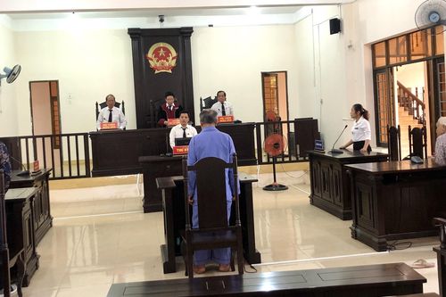 Tranh cãi việc giăng bẫy điện, cha chém con trọng thương