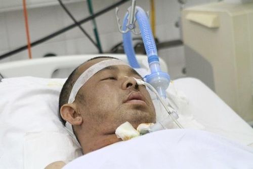 Nghẹn lòng vợ ung thư nén đau chăm chồng tai nạn nguy kịch
