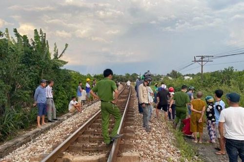 Hái lá cạnh đường ray, người đàn bà bị tàu tông tử vong
