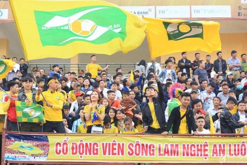 Sân Vinh chính thức mở cửa trở lại, khán giả phải đeo khẩu trang khi vào xem trận SLNA gặp Bình Định