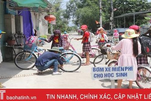 Anh thợ cơ khí Hà Tĩnh tự nguyện bơm vá xe miễn phí giúp học sinh
