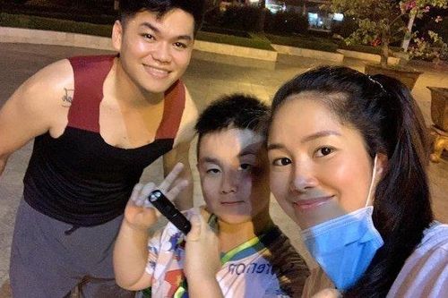 Trung Kiên chiều chuộng con riêng của vợ khi cùng đi bắt dế lúc nửa đêm