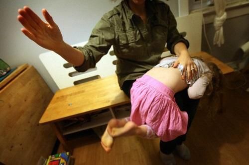 Bố tức giận đánh vào mông con khiến đứa trẻ qua đời và sự thật giật mình sau những màn 'yêu cho roi cho vọt'