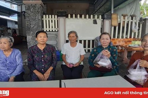 Tình người ở quán cơm chay