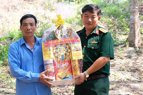 Đại tá Nguyễn Thúc Linh, Phó Chính ủy Bộ Chỉ huy Quân sự tỉnh An Giang thăm, tặng quà Đội K93