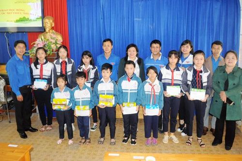 Trao quà và học bổng cho học sinh khó khăn tại Đà Lạt