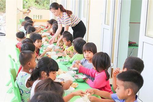 Chung tay nâng bước học sinh vùng khó đến trường
