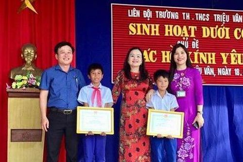 Tuyên dương 2 học sinh mưu trí cứu bạn bị đuối nước