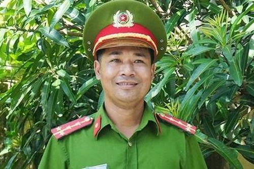 Đại úy Công an lao xuống hồ cá cứu người đuối nước