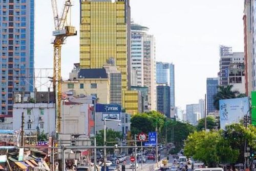 Cao ốc dát vàng gây chói mắt giữa mùa hè ở Hà Nội
