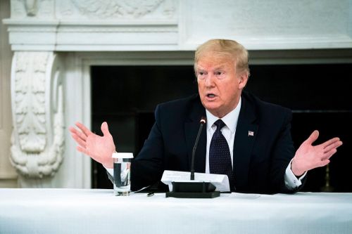 Ông Trump dừng uống thuốc trị sốt rét ngừa COVID-19