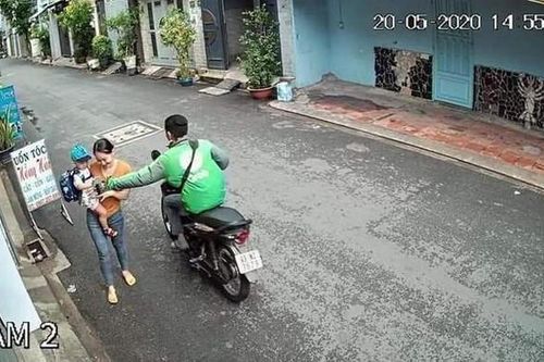 Tạm giữ tài xế GrabBike cướp điện thoại của người mẹ đang bế con