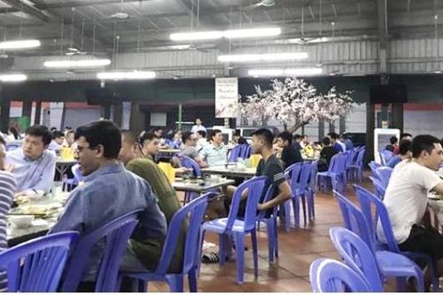 Nắng nóng cực đỉnh, quán bia quá tải, bán nghìn lít mỗi tối
