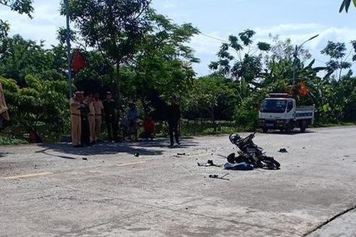 Ninh Bình: 2 học sinh đi xe máy chết thảm sau va chạm với xe tải