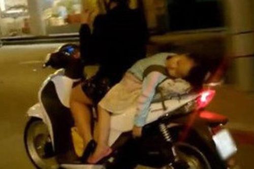 Từ những cái chết của trẻ khi đưa đón bằng xe máy, cảnh báo điều cha mẹ nhất định cần nằm lòng