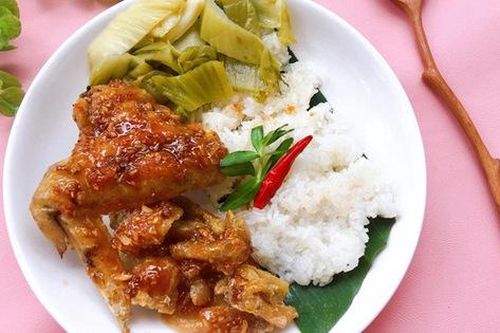 Cánh gà mắm tỏi ăn kèm xôi