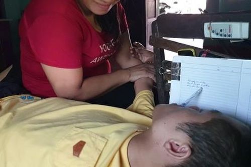 Chàng trai viết thơ bằng miệng và mối tình vượt hơn 1.500km
