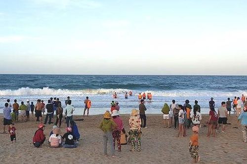 Đi tắm biển, 2 học sinh lớp 10 chết đuối thương tâm