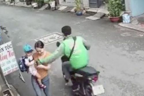 Tài xế GrabBike giật điện thoại của người phụ nữ đang ẵm con nhỏ ở TP.HCM gây phẫn nộ đã bị bắt