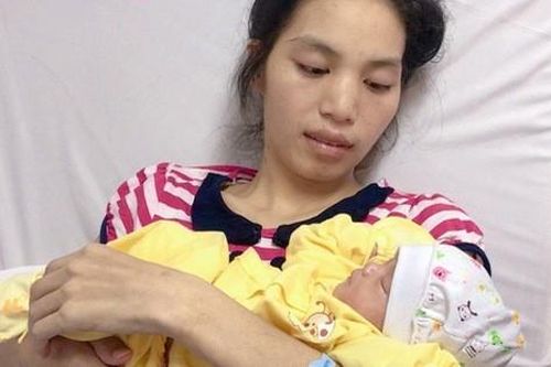 Thai phụ mang thai 28 tuần bị khối u lớn chèn ép đã xuất viện cùng con gái khỏe mạnh