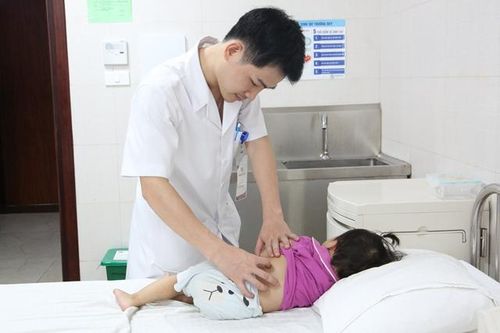 Bé gái có 3 quả thận và 3 ống niệu quản