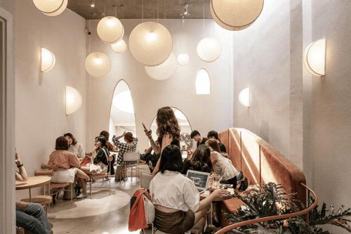Ngất ngây với những thiên đường café 'trắng tinh' và 'đen tuyền' ở Sài Gòn