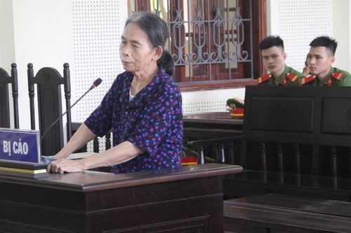 Giận con trai, người phụ nữ đẩy cháu nội xuống đập nước