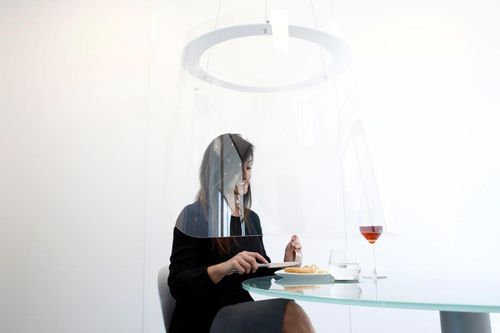 Thực khách ngồi trong lồng chụp khổng lồ bằng nhựa để giữ an toàn