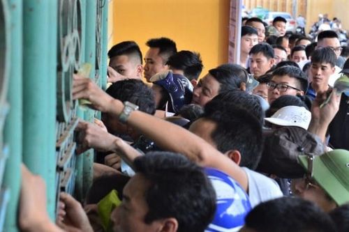 CĐV chen lấn mua vé xem trận Nam Định - HAGL