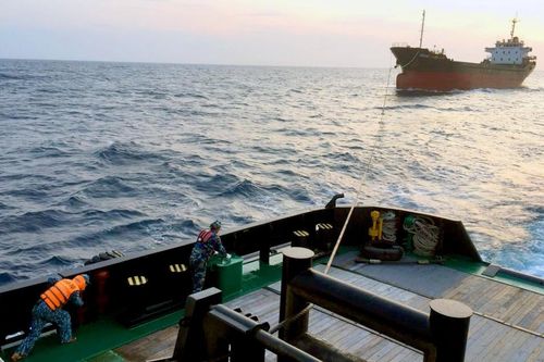 Lữ đoàn tàu ngầm 189 cứu tàu hàng 5.000 tấn trôi dạt trên biển