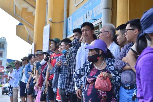 Người hâm mộ xếp hàng dưới nắng nóng mua vé trận Nam Định gặp HAGL