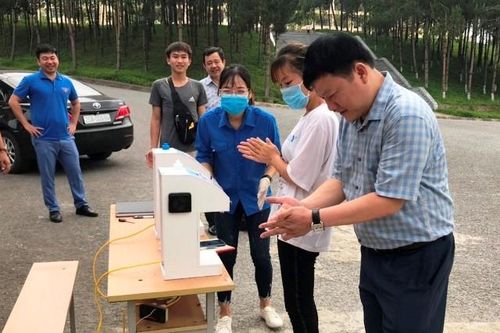 Máy sát khuẩn biết nói ở khu cách ly Lào Cai