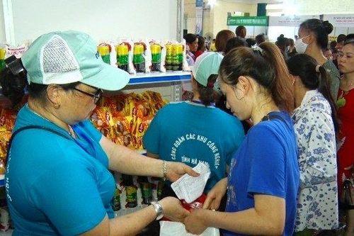 Phiên chợ công nhân - Giá 0 đồng ở Hà Nam