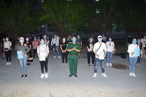 Bàn giao công dân hoàn thành thời gian cách ly trở về địa phương